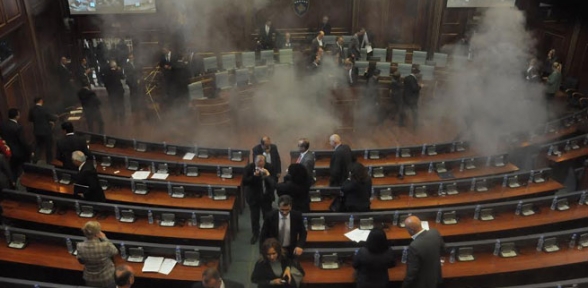 Vekiller Kosova meclisine yine gaz bombası attı