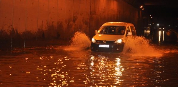 Yağmur nedeniyle altgeçitleri su bastı