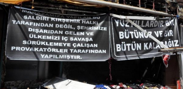 Yakılan işyerinde anlamlı pankart