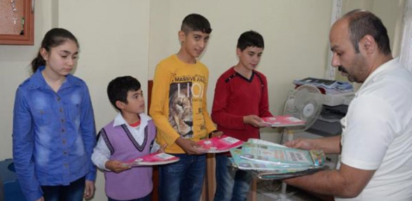 Yakılan kitabevinden kalan kitaplar öğrencilere dağıtıldı