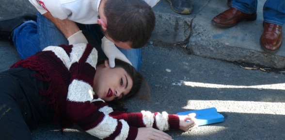 Yaralanan kızını görünce sinir krizi geçirdi