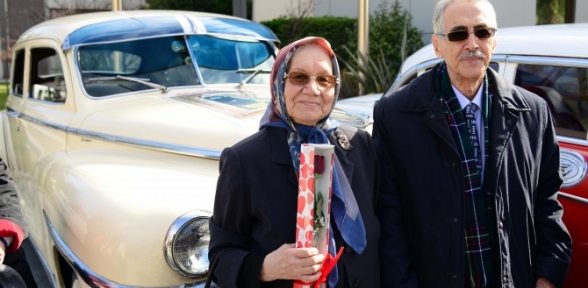 YARIM ASIRLIK AŞIKLARDAN KLASİK OTOMOBİLLERLE SEVGİ KONVOYU