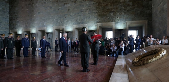 YAŞ üyeleri Anıtkabir de