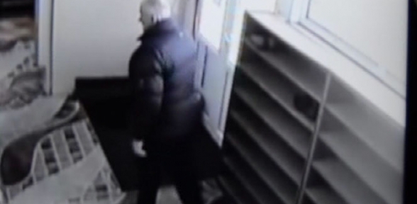 Yaşlı adam imamın ayakkabısını böyle çaldı