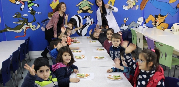 Yemekhanede bile İngilizce Öğreniyorlar