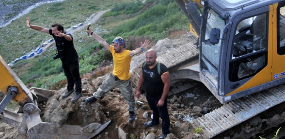 Yeşil Yolda çalışan iş makinesine ateş açıldı. 1 yaralı