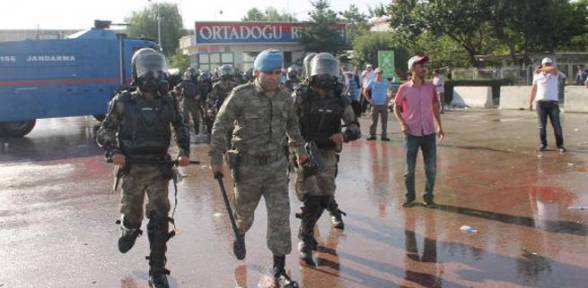Yol kapatan işçilere ve ailelerine sert müdahale