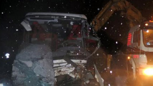 Yolcu otobüsü devrildi 17 yaralı