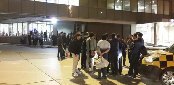 Yolcular çileden çıktı apronda yol kapattı