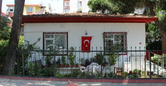 Yüksek binalara direnen şirin ev