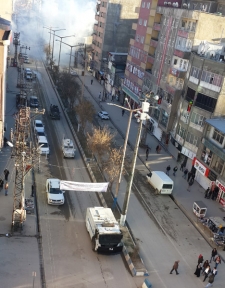 Yüksekova da bir olaya müdahale eden polis vatandaşları dağıtırken akrep isimli polis aracından anons yaparak küfretti