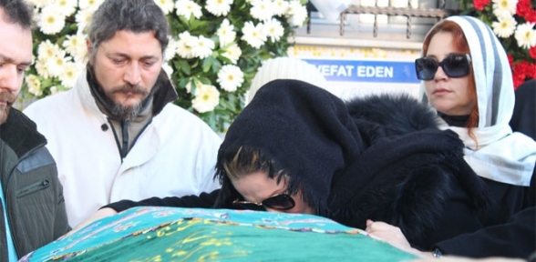Zahide Yetiş in annesi son yolculuğuna uğurlandı