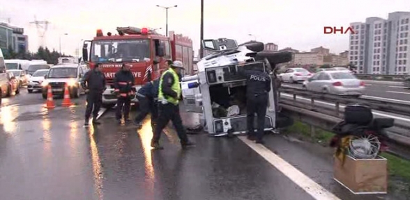 Zırhlı polis aracı kaza yaptı. 2 yaralı