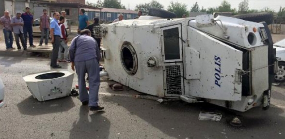 Zırhlı polis aracı takla attı. 3 polis yaralı